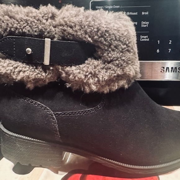 BRAND NEW NEVER USED UGG Fur Trim Boots (Booties) 9.5 US - Picture 10 of 13